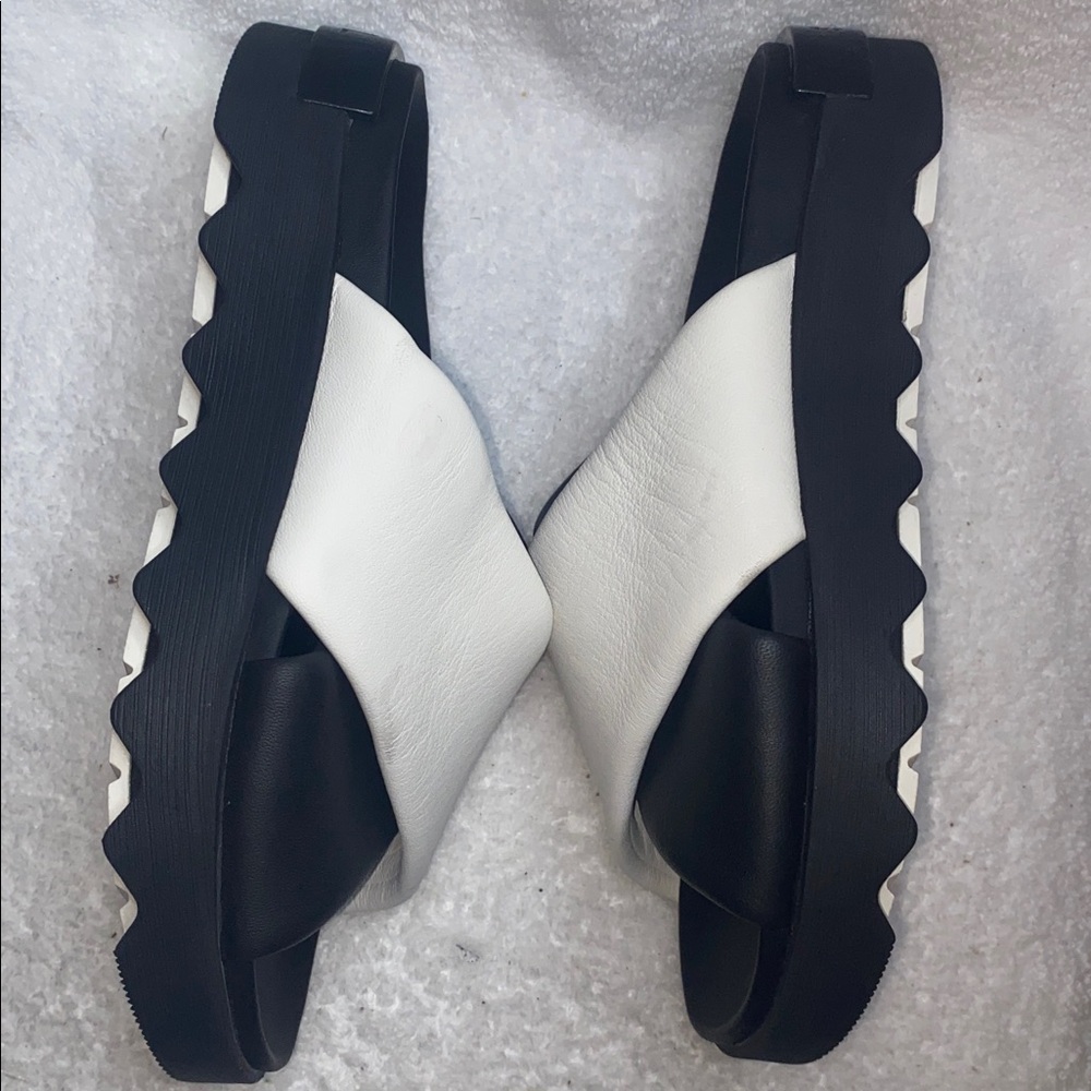 Sorel Two-Tone Black and White Slide Sandals - Picture 4 of 8